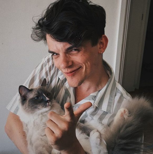 Edward Bluemel, gato mascota