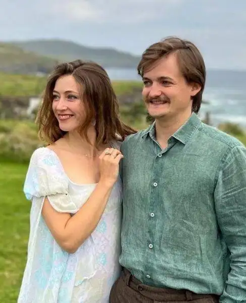 Jack-Gleeson-con-esposa-Roisin-OMahony-imagen-487x600