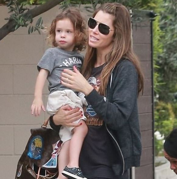 Jessica Biel con su hijo Silas Randall Timberlake