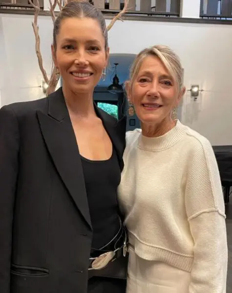 Jessica Biel con su madre Kimberly Biel 475x600