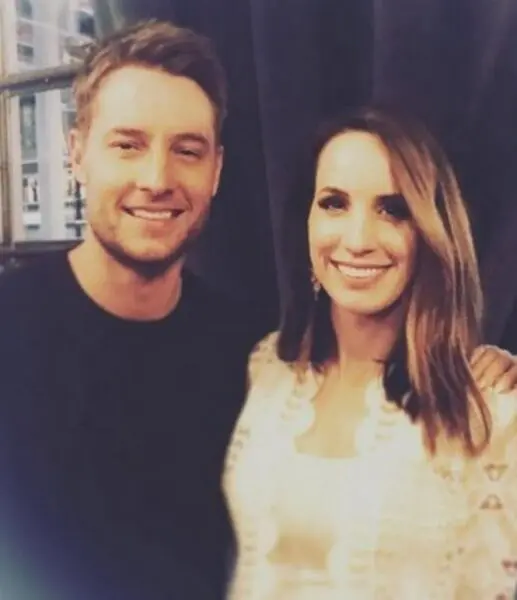 Justin-Hartley-con-hermana-Megan-hartley-517x600