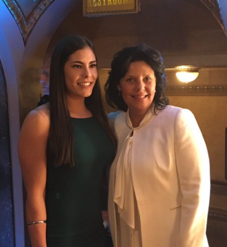 Kelsey Plum con su madre Katie Plum