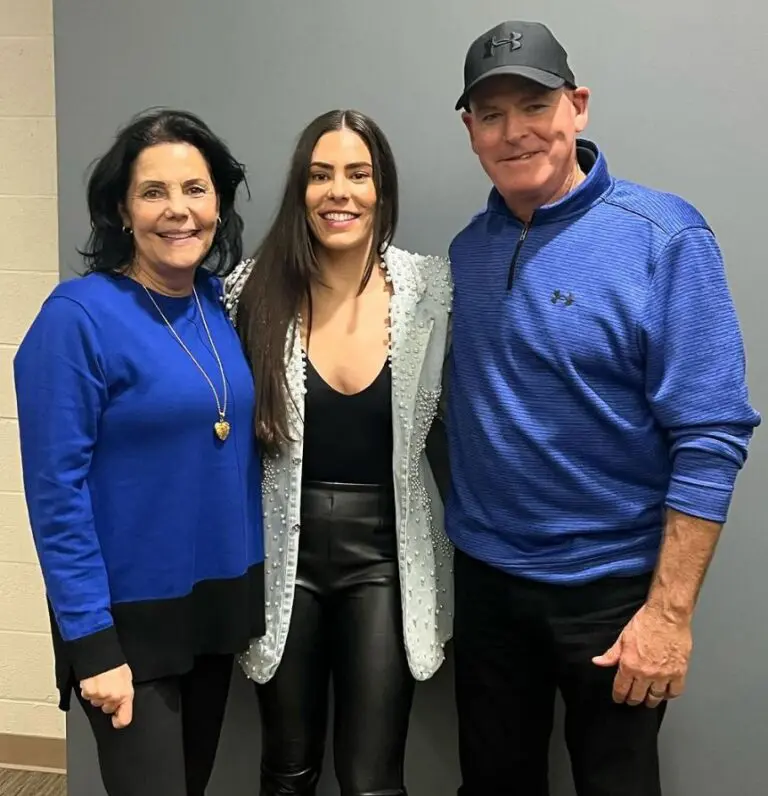 Kelsey Plum con sus padres Katie y Jim 768x796