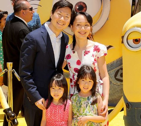 Ken-Jeong-con-su-esposa-y-sus-hijas-Alexa-y-Zooey-imagen