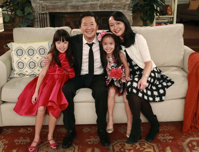 Ken-Jeong-con-su-esposa-y-sus-hijas-Alexa-y-Zooey-imagenes