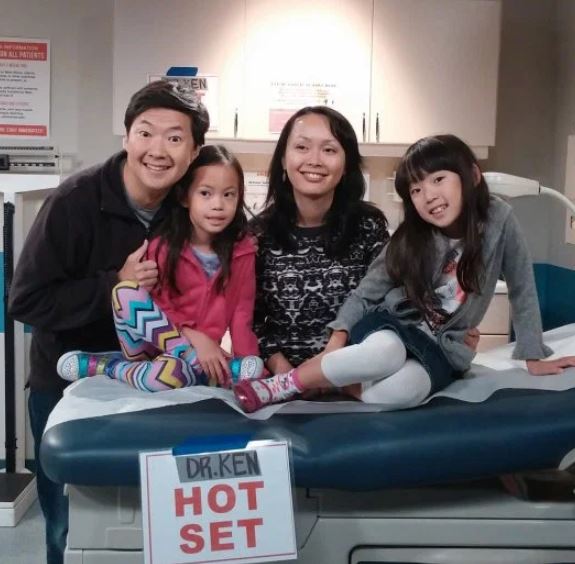 Ken-Jeong-con-su-esposa-y-sus-hijas-Alexa-y-Zooey