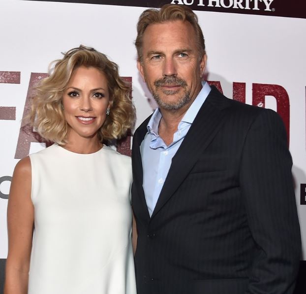 Kevin Costner con su esposa Christine Baumgartner en la foto