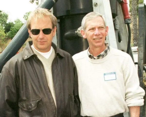 Kevin Costner con su hermano Daniel Craig Costner 600x481