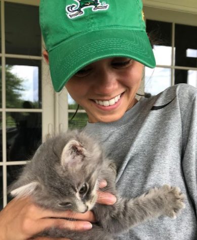 Lee Kiefer con su gato mascota