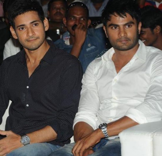 Mahesh con su cuñado Sudheer Babu