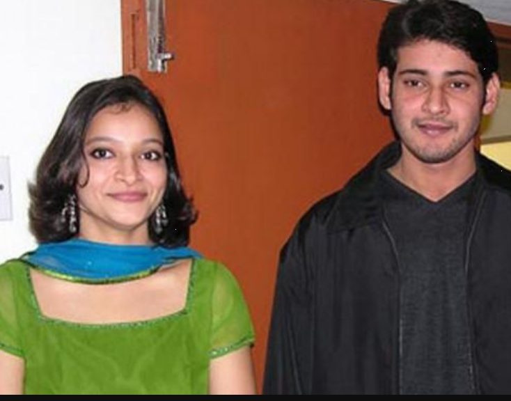 Mahesh con su hermana Manjula Swaroop