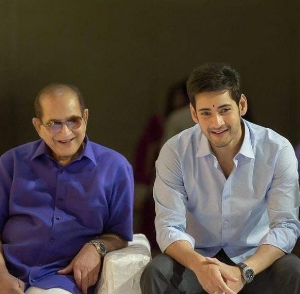 Mahesh con su padre Krishna