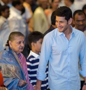 Mahesh con su madre Indra Devi