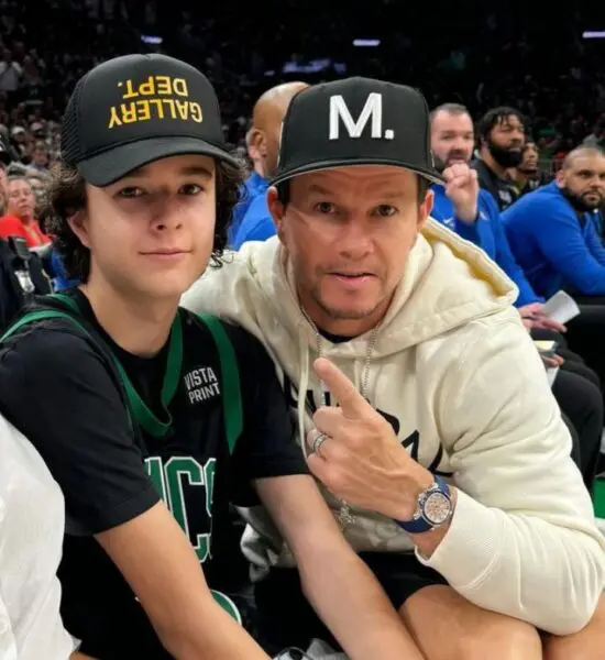 Mark Wahlberg con su hijo Brendan Wahlberg 550x600