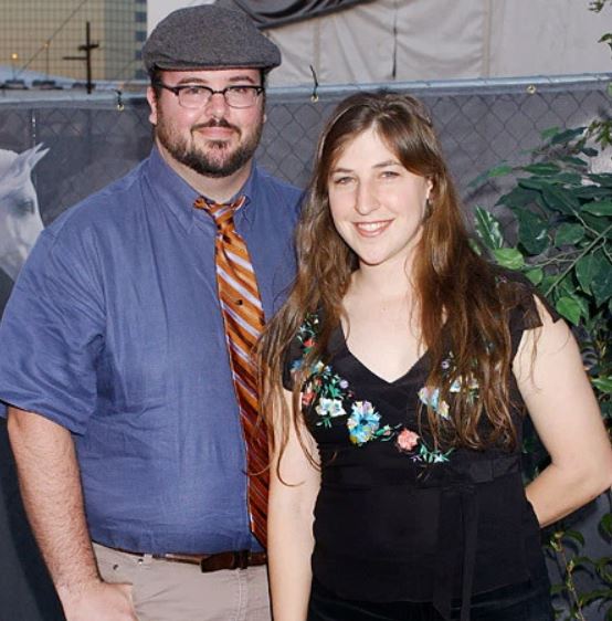 Mayim Bialik con su ex marido Michael Stone