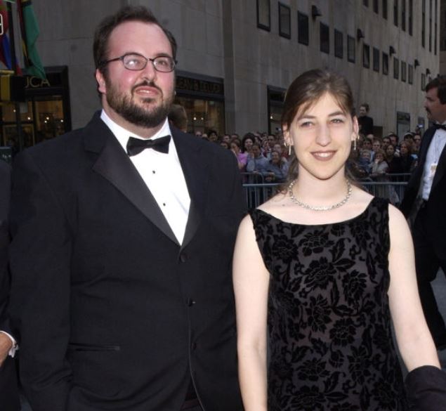 Mayim Bialik con su ex marido Michael Stone1