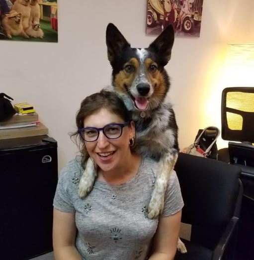 Mayim Bialik con su perro mascota