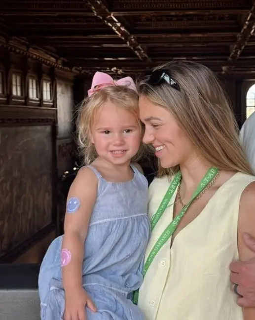 Sadie Robertson con su hija Honey James Huff