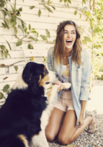 Sadie Robertson con su perro mascota 211x300