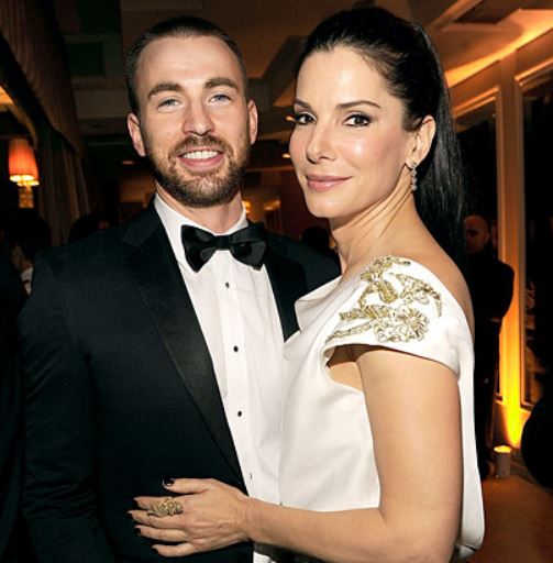 Sandra-Bullock-y-Chris-Evans-salieron