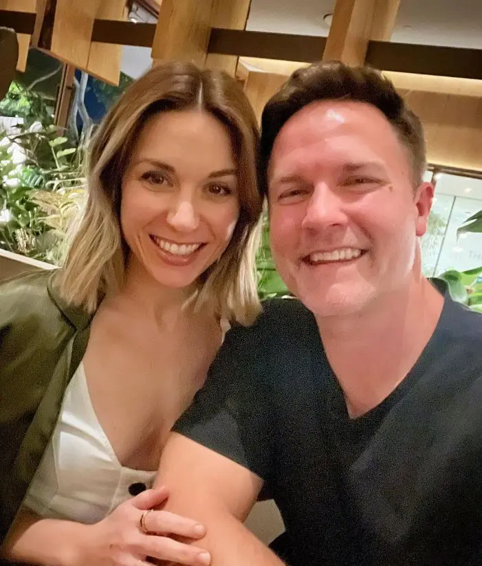 Scott Porter con su esposa Kelsey Mayfield