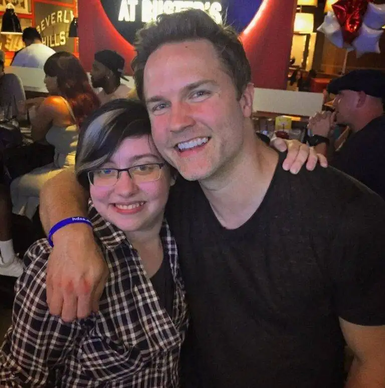 Scott Porter con su hermana Ariana Porter 768x775