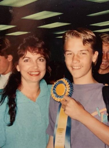 Scott Porter con su madre Robin Porter