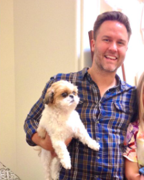 Scott Porter con su perro mascota