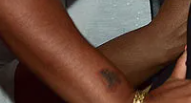 Tatuaje de Toya Johnson en la mano derecha