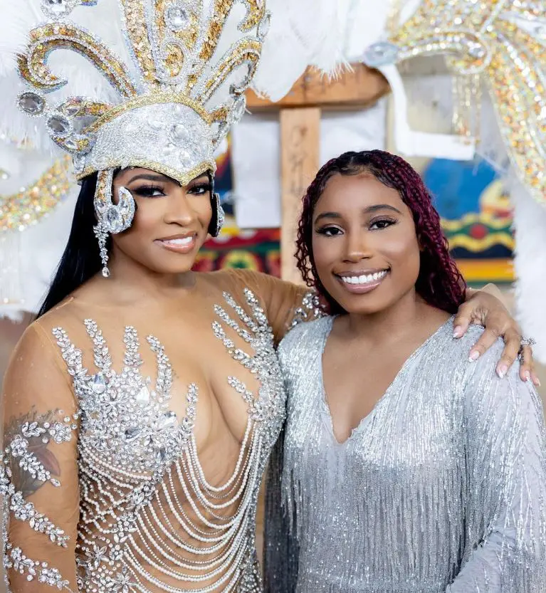 Toya Johnson con su hermana Anisha Johnson