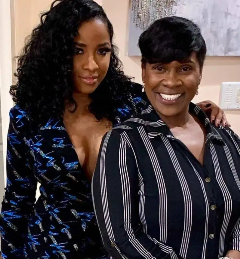 Toya Johnson con su madre Anita Johnson Andrews 768x828