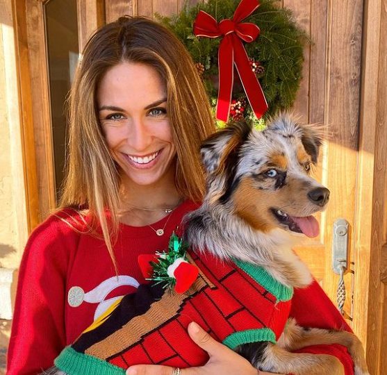 Valarie Allman con su perro mascota