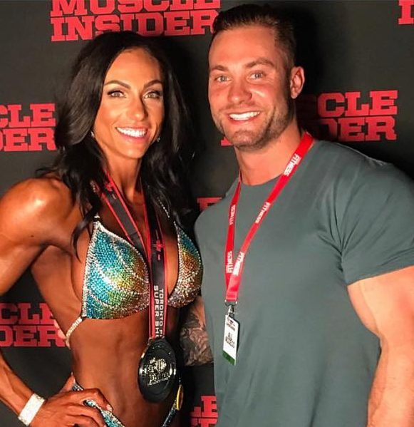 Chris Bumstead con su hermana Melissa Valliere