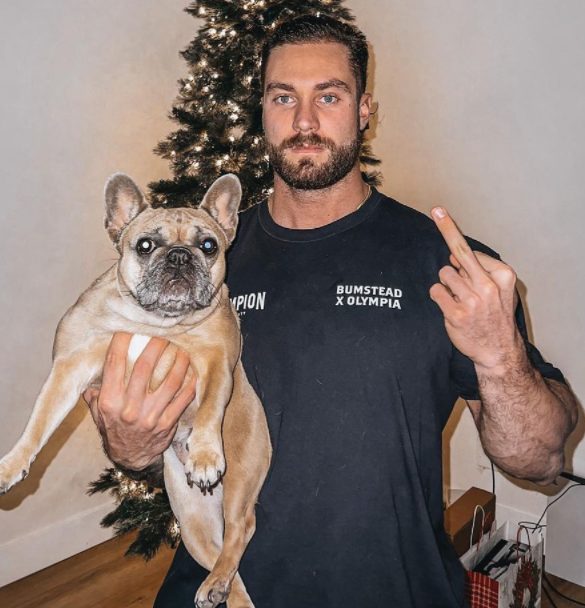 Chris Bumstead con su perro mascota