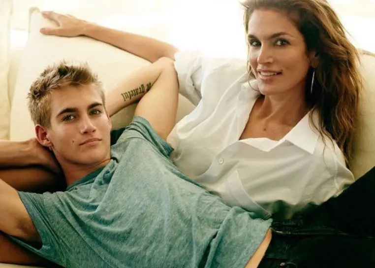 Cindy Crawford con su hijo Presley Walker Gerber