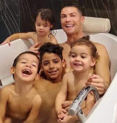 Cristiano Ronaldo Jr con su padre y sus hermanos