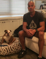 David Goggins con su perro mascota