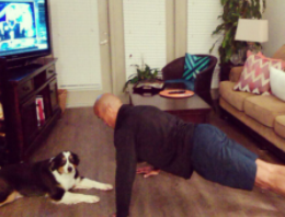 David Goggins con su perro mascotaa