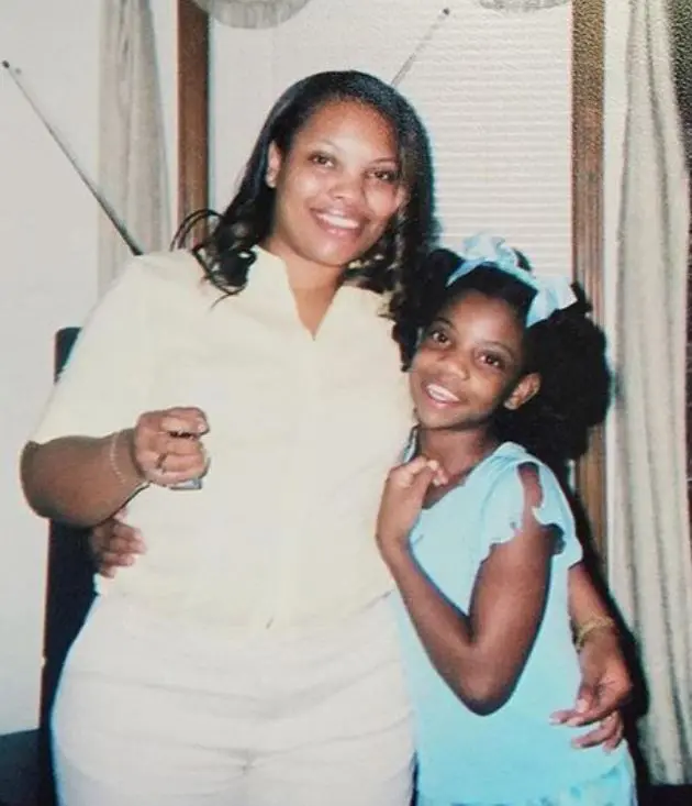 Dearra Taylor con su madre