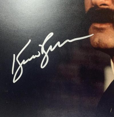 Firma de Kurt Russell