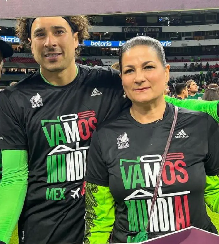 Guillermo-Ochoa-con-madre-Natalia-Magana-Orozco