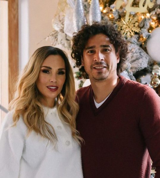 Guillermo Ochoa con su esposa Karla Mora