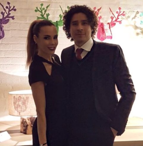 Guillermo Ochoa con su novia Karla Mora