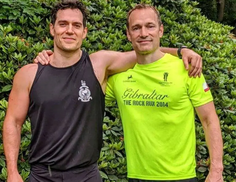 Henry Cavill con su hermano Nik Cavill 768x592