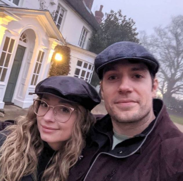 Henry Cavill con su novia Natalie Viscuso