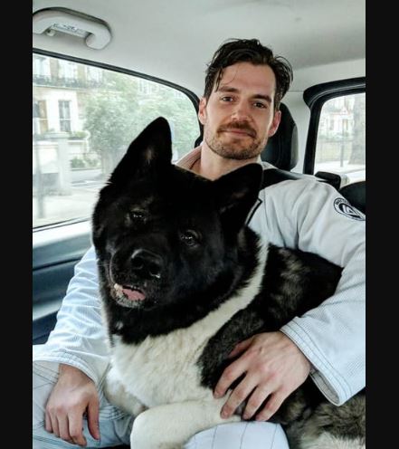 Henry Cavill con su perro mascota