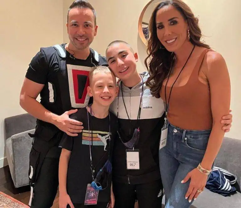 Howie Dorough con su esposa y sus hijos 768x664