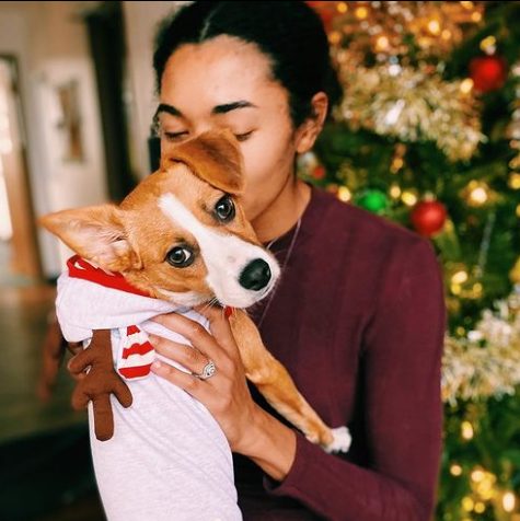 Jordan Thompson con su perro mascota