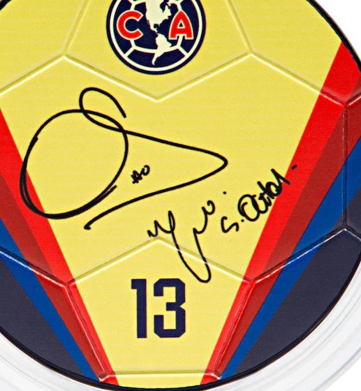 La firma de Guillermo Ochoa