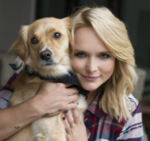 Miranda Lambert con su perro mascota